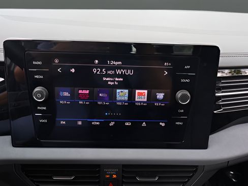 Certified 2025 Volkswagen Jetta SE FWD image 23