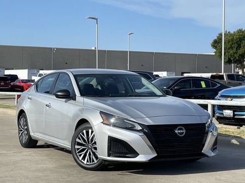 Used 2024 Nissan Altima 2.5 SV FWD image 2