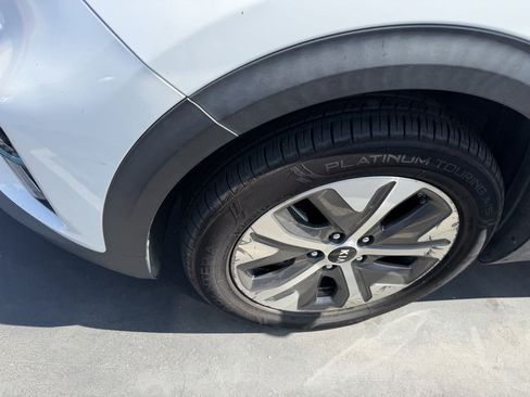 Used 2020 Kia Niro EX Premium w/ Cold Weather Package FWD image 12