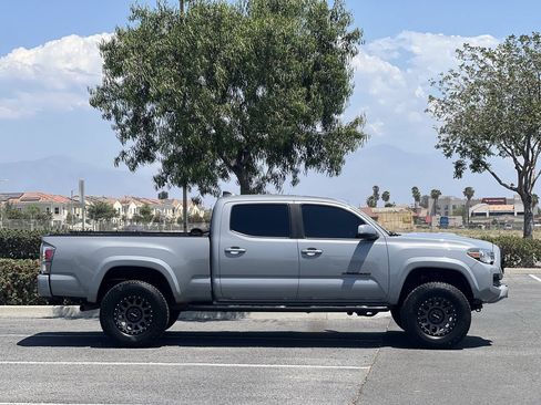 Used 2021 Toyota Tacoma TRD Sport w/ Technology Package AWD/4WD image 4