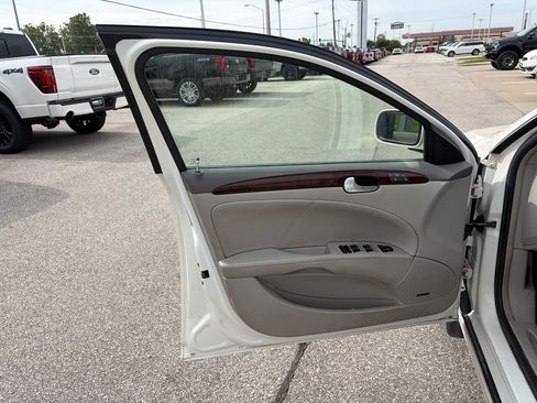 Used 2011 Buick Lucerne CXL FWD image 11