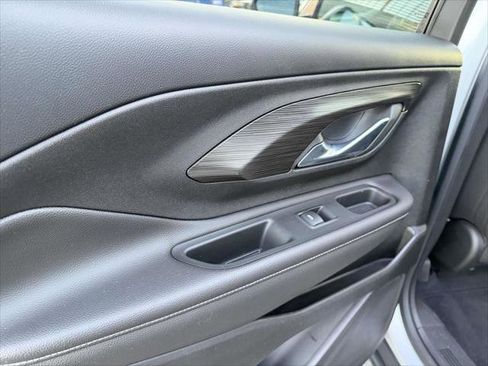 Used 2022 GMC Terrain SLE w/ Driver Convenience Package image 10