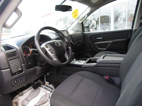 Used 2015 Nissan Titan SV image 9