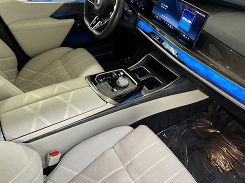 Used 2024 BMW i7 xDrive60 w/ Premium Package image 32