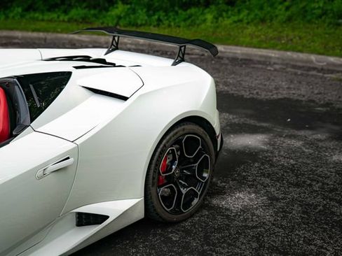 Used 2019 Lamborghini Huracan LP 580-2 RWD image 34
