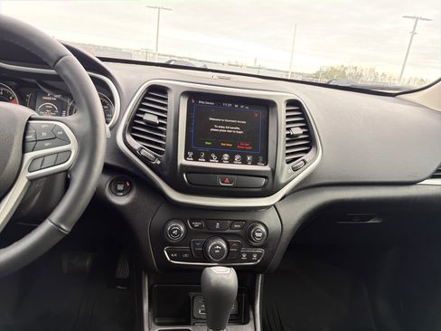 Used 2018 Jeep Cherokee Latitude Plus image 29