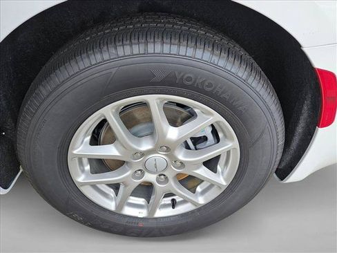New 2027 Chrysler Pacifica Select FWD image 10