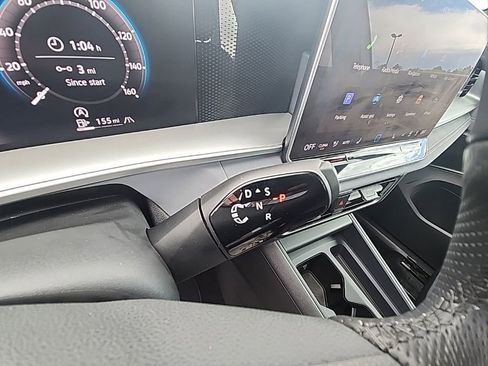 Certified 2025 Volkswagen Tiguan SE R-Line AWD/4WD image 19