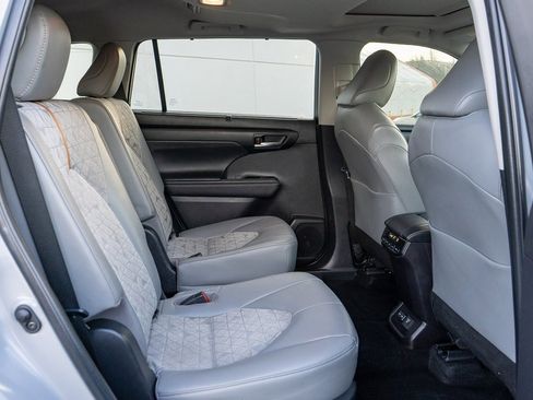 Used 2023 Toyota Highlander Bronze Edition image 19