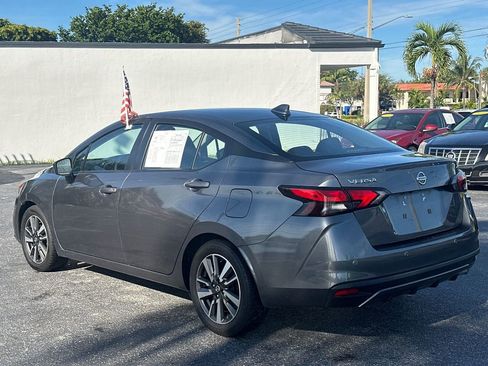 Used 2022 Nissan Versa SV image 3