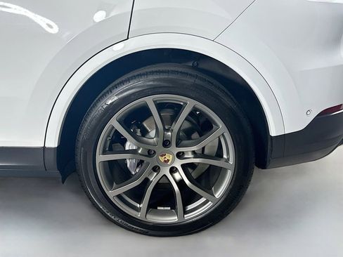 Certified 2023 Porsche Cayenne Platinum Edition image 32