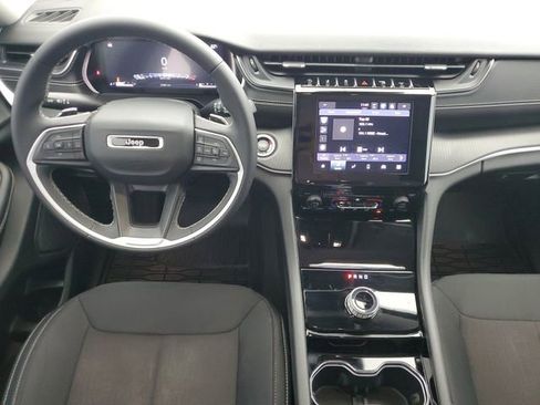 Used 2023 Jeep Grand Cherokee Laredo image 16