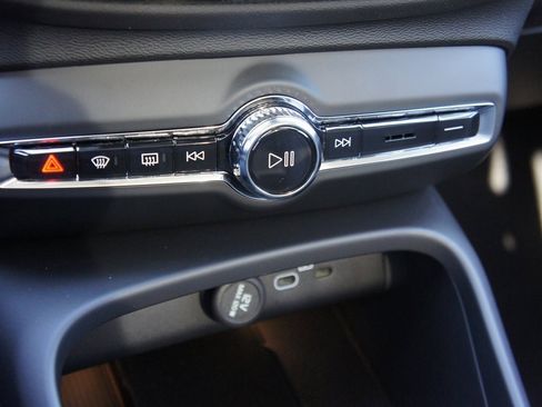 New 2025 Volvo XC40 B5 Core w/ Protection Package Premier image 17