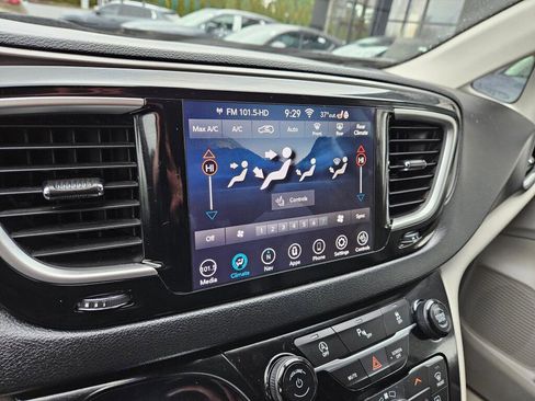 Used 2020 Chrysler Pacifica Touring-L Plus image 22