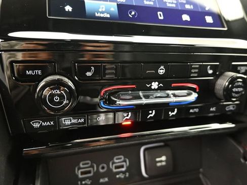 New 2025 Jeep Grand Cherokee Altitude AWD/4WD image 34