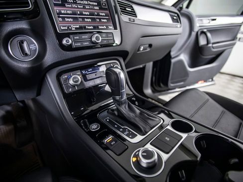 Used 2016 Volkswagen Touareg Sport image 32