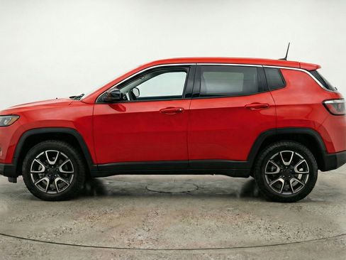 Used 2025 Jeep Compass Trailhawk image 5