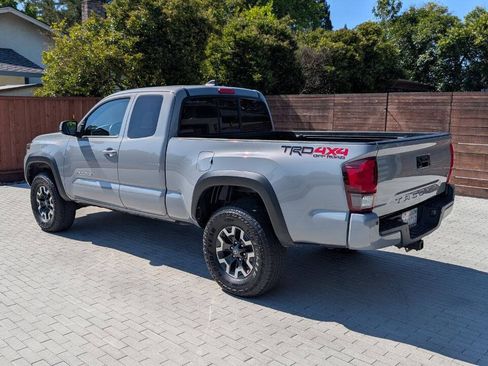Used 2018 Toyota Tacoma TRD Off-Road w/ Technology Package AWD/4WD image 7