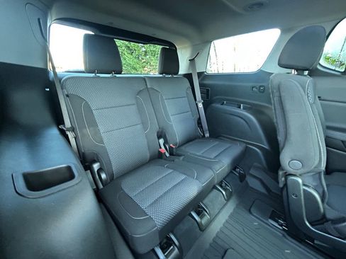 Used 2023 GMC Acadia SLE image 35