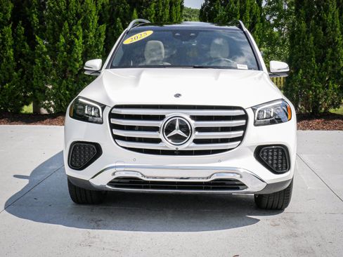 Used 2025 Mercedes-Benz GLS 450 4MATIC image 3