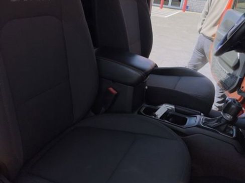 Used 2018 Jeep Wrangler Unlimited Sahara image 22