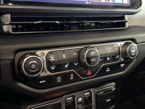 Used 2025 Jeep Wrangler Unlimited Sahara AWD/4WD image 19