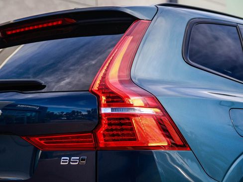 Used 2025 Volvo XC60 B5 Core image 9