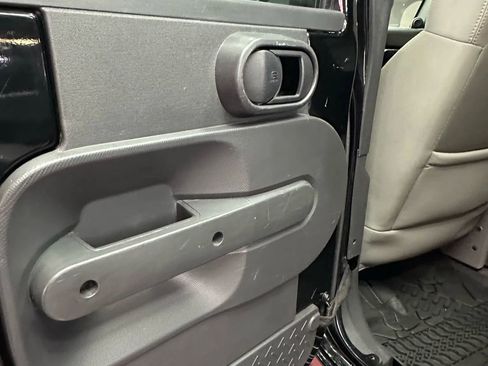 Used 2010 Jeep Wrangler Unlimited Sport image 18