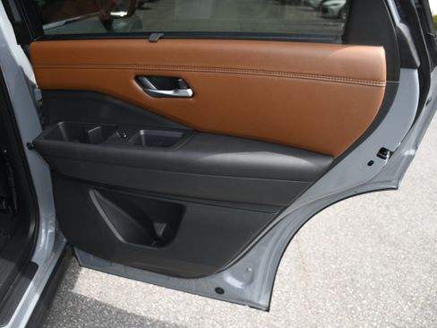 Used 2025 Nissan Pathfinder Platinum FWD image 22