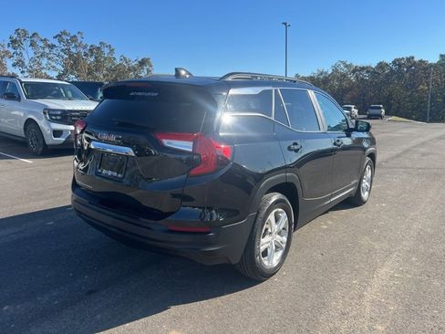 Used 2024 GMC Terrain SLE w/ Driver Convenience Package image 3