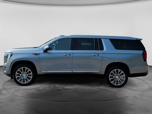 Used 2025 GMC Yukon XL Denali AWD/4WD image 4
