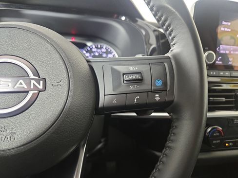 Used 2025 Nissan Pathfinder SV image 17