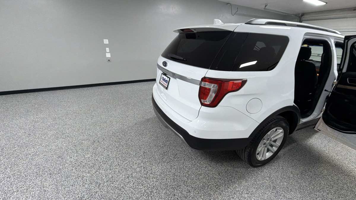 Used 2016 Ford Explorer XLT FWD image 25