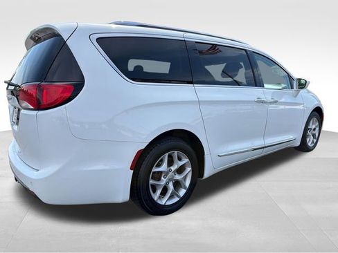 Used 2018 Chrysler Pacifica Touring-L Plus FWD image 7