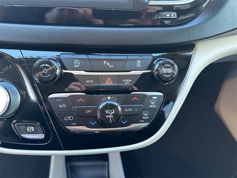 Used 2020 Chrysler Pacifica Touring-L image 14