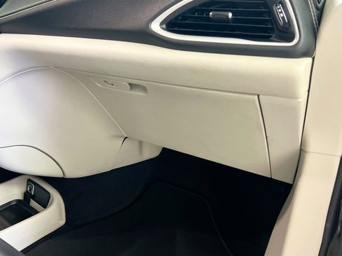 Used 2023 Chrysler Pacifica Touring-L image 35