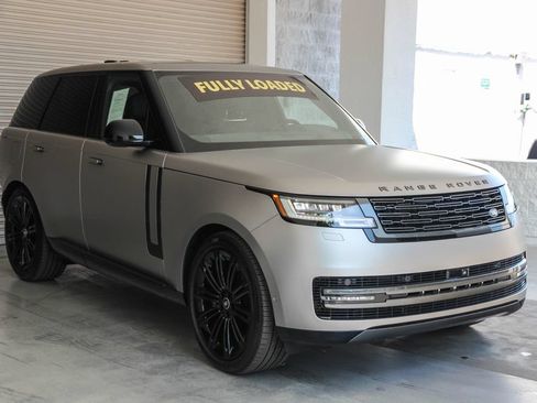 Used 2025 Land Rover Range Rover SE AWD/4WD image 3