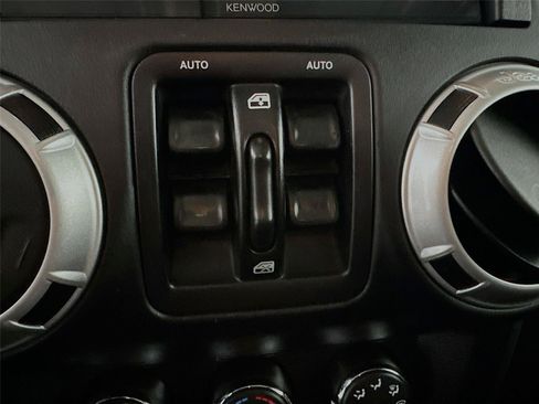 Used 2015 Jeep Wrangler Unlimited Sahara w/ Connectivity Group AWD/4WD image 28