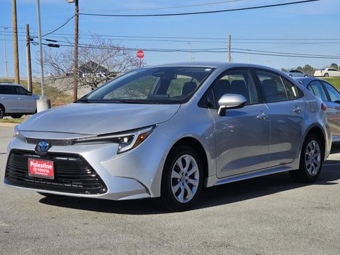 Used 2024 Toyota Corolla LE image 3