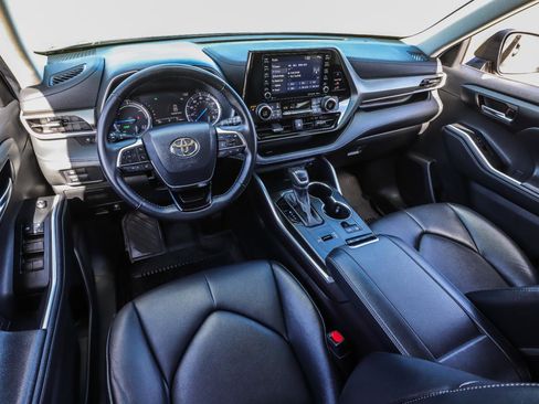 Used 2021 Toyota Highlander XLE image 28