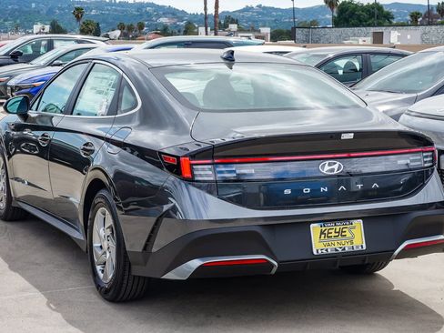 Certified 2025 Hyundai Sonata SE FWD image 2