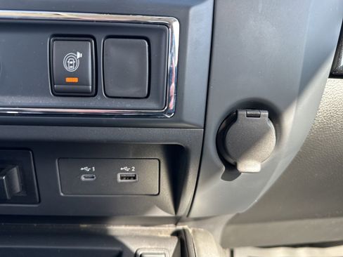 Used 2023 Nissan Titan SV w/ SV Convenience Package image 60
