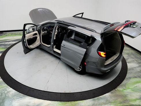 Used 2022 Chrysler Pacifica Touring-L FWD image 38