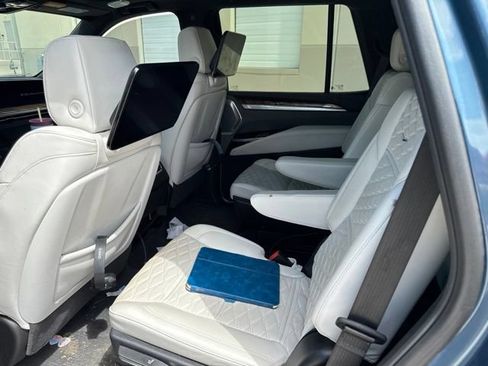 Used 2025 Cadillac Escalade Sport Platinum w/ LPO, Floor Liner Package AWD/4WD image 9