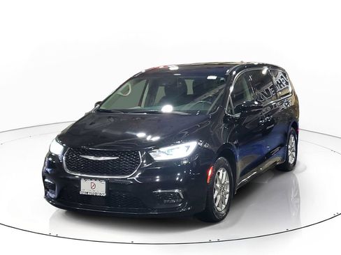 Used 2024 Chrysler Pacifica Touring-L FWD image 3