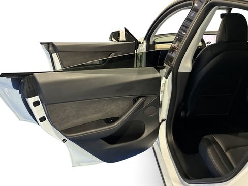 Certified 2021 Tesla Model Y Long Range AWD/4WD image 10