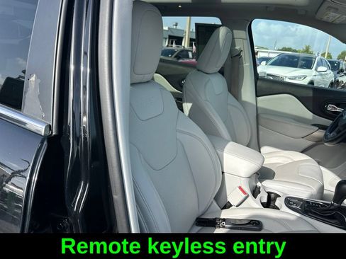 Certified 2021 Jeep Cherokee Latitude Lux w/ Sun & Sound Group FWD image 24