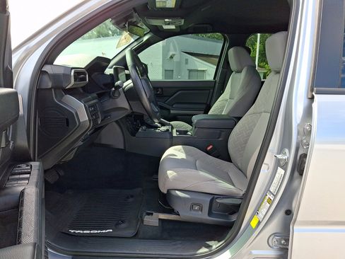 Certified 2025 Toyota Tacoma SR5 AWD/4WD image 15
