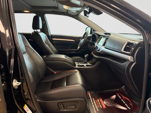 Used 2019 Toyota Highlander XLE AWD/4WD image 22