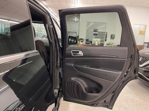 Used 2021 Jeep Grand Cherokee Laredo AWD/4WD image 31